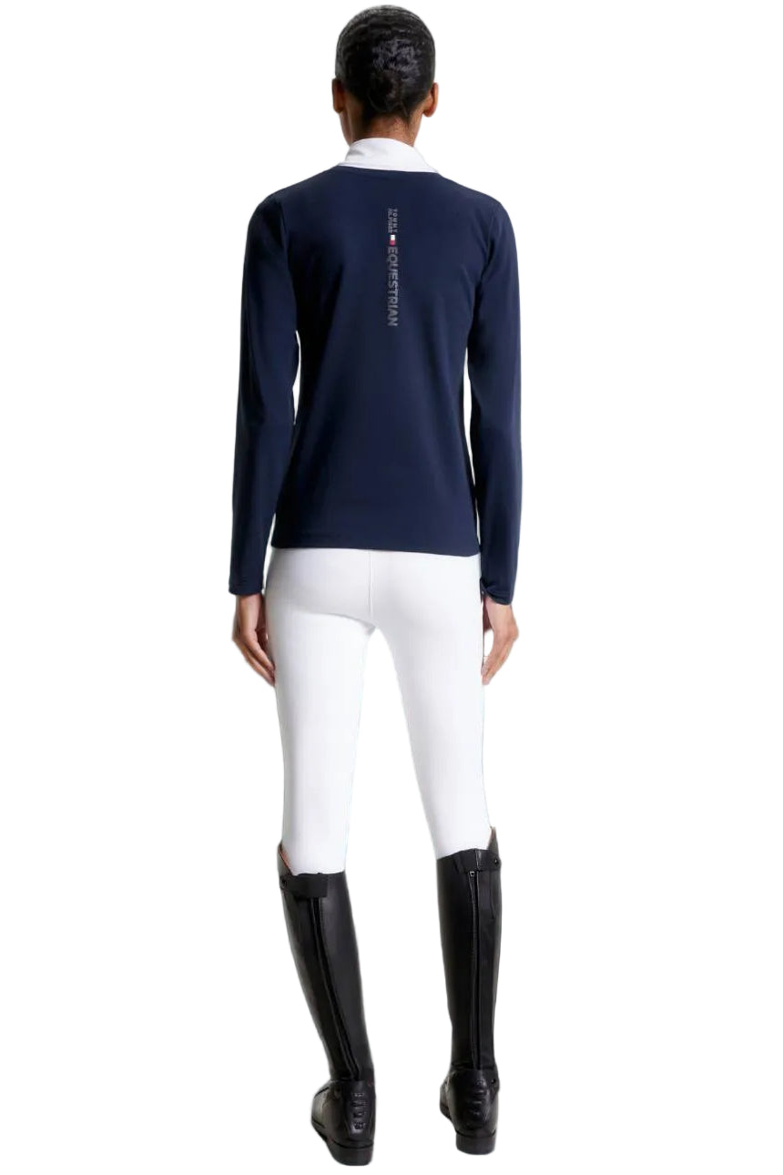 Damen-Turniershirt von Tommy Hilfiger mit der Bezeichnung "Thermo TH08WZSW460-004" in der Farbe Blau. Dieses Turniershirt ist auf der Webseite www.hotti24.de erhältlich. Es wurde speziell für Damen entwickelt, um Stil und Komfort während sportlicher Aktivitäten zu bieten. Zusätzlich sind in der Datei Bilder des Turniershirts aus verschiedenen Blickwinkeln enthalten: von vorne, von der Seite und von hinten.