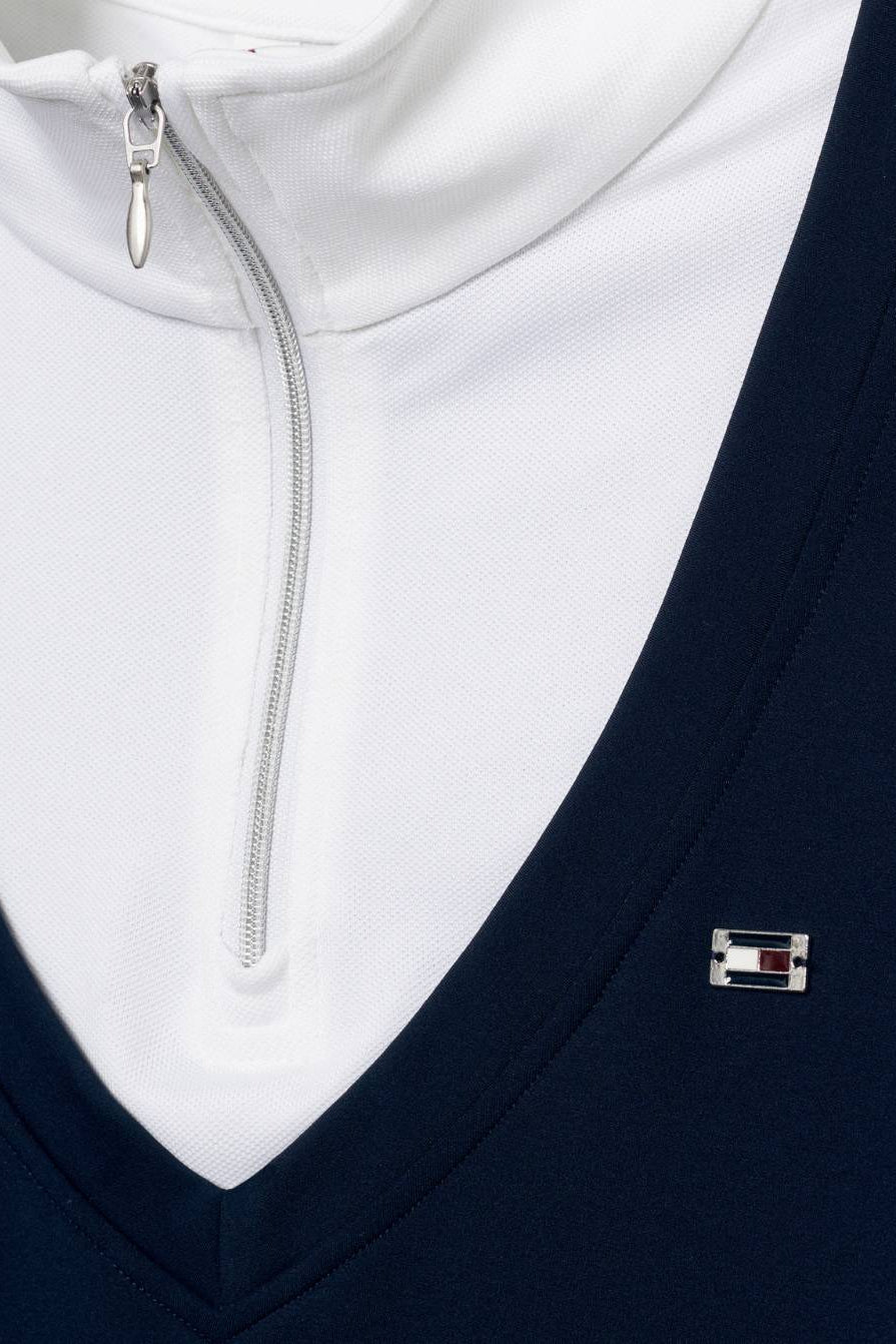 Damen-Turniershirt von Tommy Hilfiger mit der Bezeichnung "Thermo TH08WZSW460-004" in der Farbe Blau. Dieses Turniershirt ist auf der Webseite www.hotti24.de erhältlich. Es wurde speziell für Damen entwickelt, um Stil und Komfort während sportlicher Aktivitäten zu bieten. Zusätzlich sind in der Datei Bilder des Turniershirts aus verschiedenen Blickwinkeln enthalten: von vorne, von der Seite und von hinten.