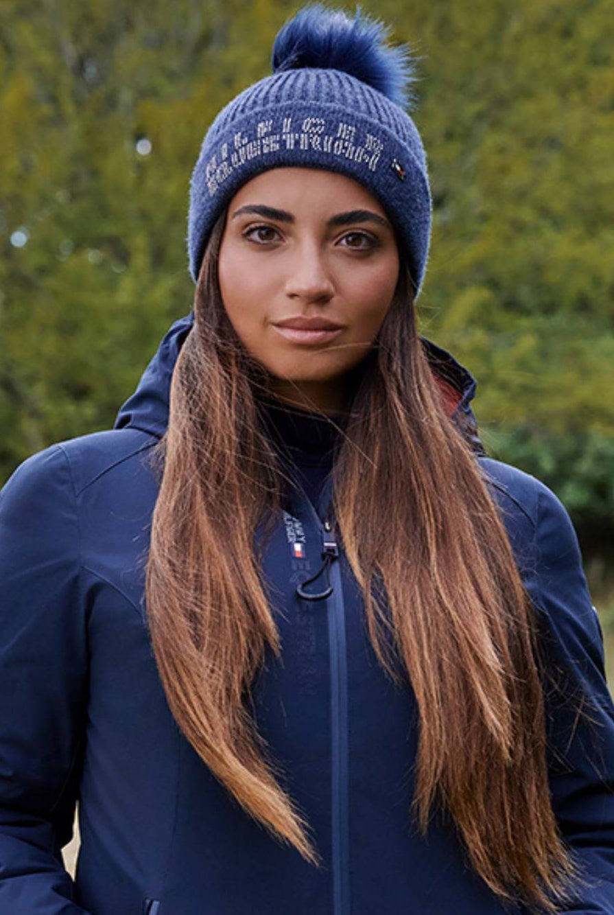 Damen-Mantel von Tommy Hilfiger mit der Bezeichnung "Mantel TH08WJAC456-004" in der Farbe Blau. Dieser Mantel ist auf der Webseite www.hotti24.de erhältlich. Er wurde speziell für Damen entworfen, um Stil und Wärme zu bieten. Zusätzlich sind in der Datei Bilder des Mantels aus verschiedenen Blickwinkeln enthalten: von vorne, von der Seite und von hinten