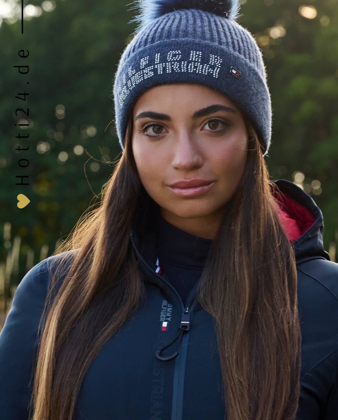 Damen-Mantel von Tommy Hilfiger mit der Bezeichnung "Mantel TH08WJAC456-004" in der Farbe Blau. Dieser Mantel ist auf der Webseite www.hotti24.de erhältlich. Er wurde speziell für Damen entworfen, um Stil und Wärme zu bieten. Zusätzlich sind in der Datei Bilder des Mantels aus verschiedenen Blickwinkeln enthalten: von vorne, von der Seite und von hinten