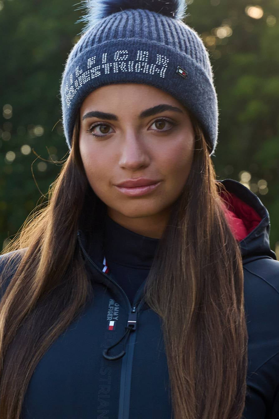 Damen-Mantel von Tommy Hilfiger mit der Bezeichnung "Mantel TH08WJAC456-004" in der Farbe Blau. Dieser Mantel ist auf der Webseite www.hotti24.de erhältlich. Er wurde speziell für Damen entworfen, um Stil und Wärme zu bieten. Zusätzlich sind in der Datei Bilder des Mantels aus verschiedenen Blickwinkeln enthalten: von vorne, von der Seite und von hinten