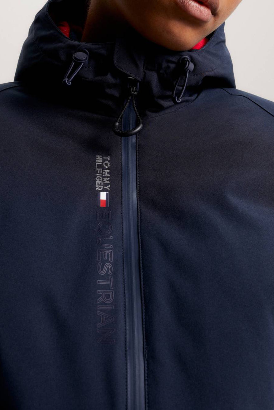 Damen-Mantel von Tommy Hilfiger mit der Bezeichnung "Mantel TH08WJAC456-004" in der Farbe Blau. Dieser Mantel ist auf der Webseite www.hotti24.de erhältlich. Er wurde speziell für Damen entworfen, um Stil und Wärme zu bieten. Zusätzlich sind in der Datei Bilder des Mantels aus verschiedenen Blickwinkeln enthalten: von vorne, von der Seite und von hinten