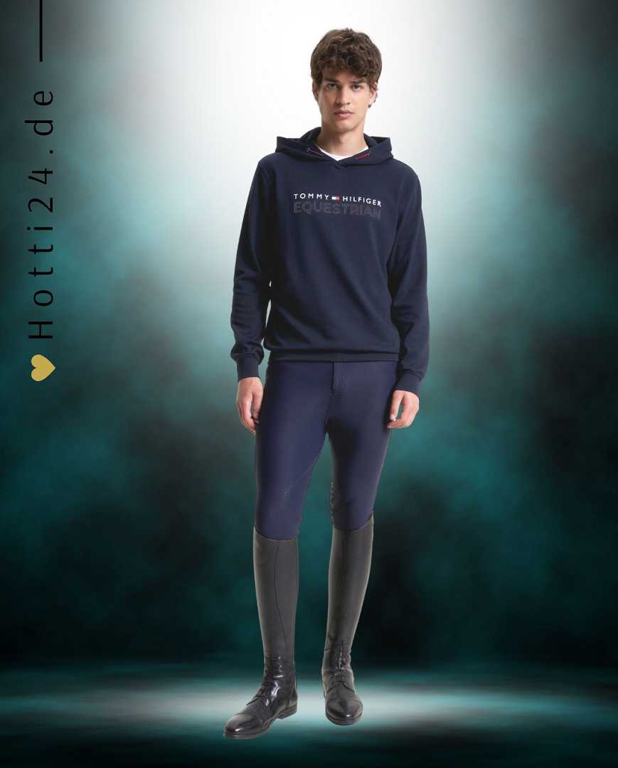 Erwerben Sie den Tommy Hilfiger Herren Hoodie London mit der Artikelnummer TH08MHOO474 in der Farbe Schwarz. Dieser stilvolle Hoodie vereint Komfort und Mode auf elegante Weise. Die Bilder zeigen das Modell von vorne, von der Seite und von hinten, um Ihnen einen umfassenden Eindruck zu vermitteln. Besuchen Sie die Webseite www.hotti24.de