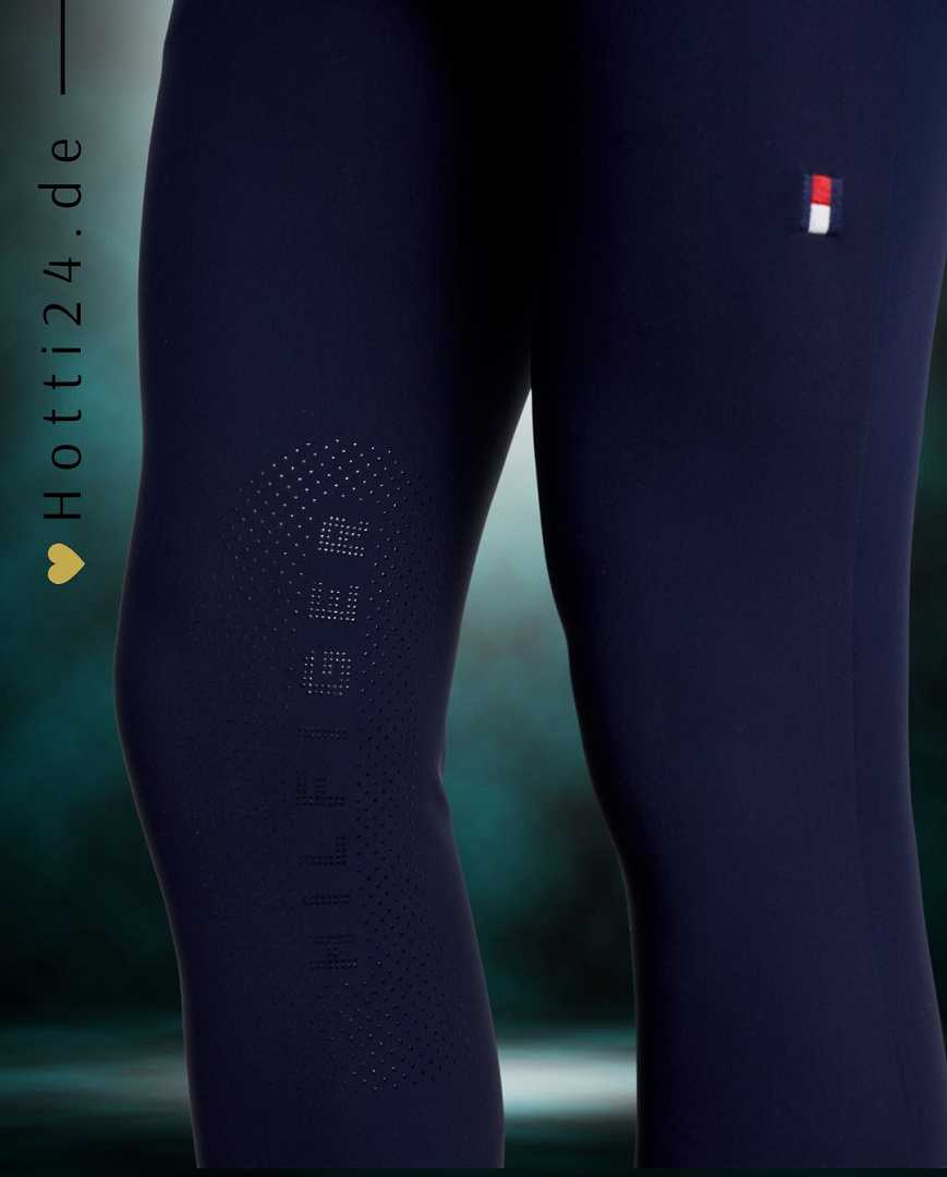 Entdecken Sie die Tommy Hilfiger Herren Reithose Geneva Fullgrip mit der Artikelnummer TH08MFBR670 in der Farbe Desert Sky. Diese hochwertige Reithose bietet nicht nur optimalen Komfort, sondern auch eine rutschfeste Fullgrip-Oberfläche für ein sicheres Reiterlebnis. Die Bilder zeigen das Modell von vorne, von der Seite und von hinten, um Ihnen einen umfassenden Eindruck zu vermitteln. Besuchen Sie die Webseite www.hotti24.de,