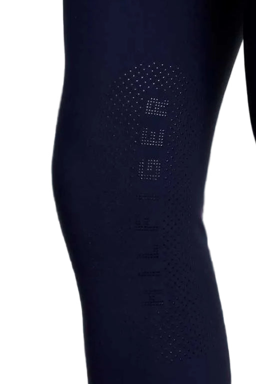 Entdecken Sie die Tommy Hilfiger Herren Reithose Geneva Fullgrip mit der Artikelnummer TH08MFBR670 in der Farbe Desert Sky. Diese hochwertige Reithose bietet nicht nur optimalen Komfort, sondern auch eine rutschfeste Fullgrip-Oberfläche für ein sicheres Reiterlebnis. Die Bilder zeigen das Modell von vorne, von der Seite und von hinten, um Ihnen einen umfassenden Eindruck zu vermitteln. Besuchen Sie die Webseite www.hotti24.de,