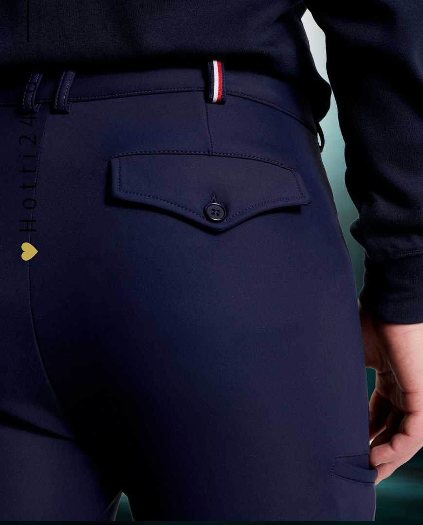 Die vorliegende Datei enthält Informationen über eine Herren-Reithose von Tommy Hilfiger mit dem Namen "Geneva Kniegrip TH08MKBR487-004" in der Farbe Blau. Diese Reithose ist auf der Website www.hotti24.de erhältlich. Die Hose verfügt über Kniegriff-Elemente, die zusätzlichen Halt bieten. Es sind Bilder der Reithose aus verschiedenen Blickwinkeln enthalten: von vorne, von der Seite und von hinten.