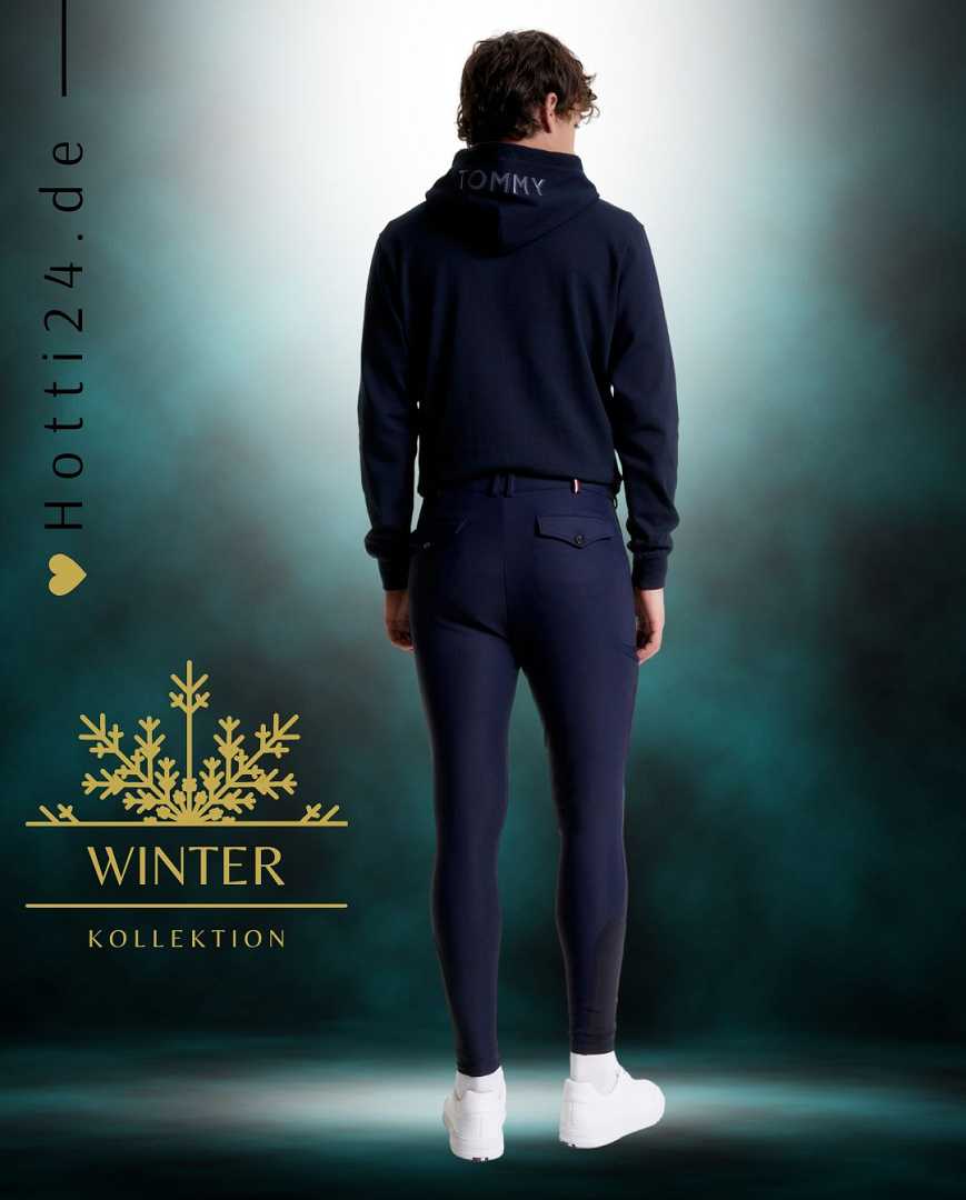 Die vorliegende Datei enthält Informationen über eine Herren-Reithose von Tommy Hilfiger mit dem Namen "Geneva Kniegrip TH08MKBR487-004" in der Farbe Blau. Diese Reithose ist auf der Website www.hotti24.de erhältlich. Die Hose verfügt über Kniegriff-Elemente, die zusätzlichen Halt bieten. Es sind Bilder der Reithose aus verschiedenen Blickwinkeln enthalten: von vorne, von der Seite und von hinten.