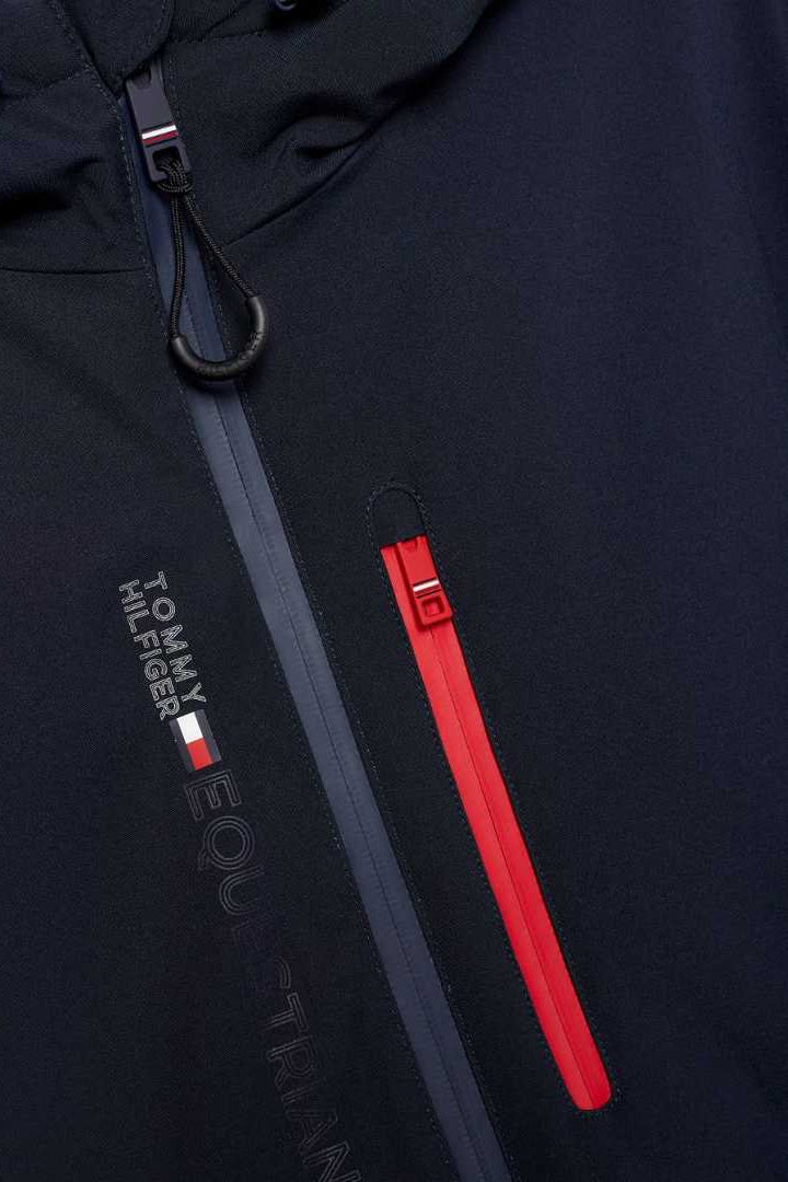 Herren-Winterjacke von Tommy Hilfiger mit dem Namen "London TH08MJAC485-004" in der Farbe Blau. Diese Winterjacke ist auf der Website www.hotti24.de erhältlich. Die Jacke wurde entwickelt, um Wärme und Stil zu bieten, insbesondere in kalten Witterungsbedingungen. In der Datei sind Bilder der Winterjacke aus verschiedenen Blickwinkeln enthalten, darunter die Vorderseite, die Seite und die Rückseite.
