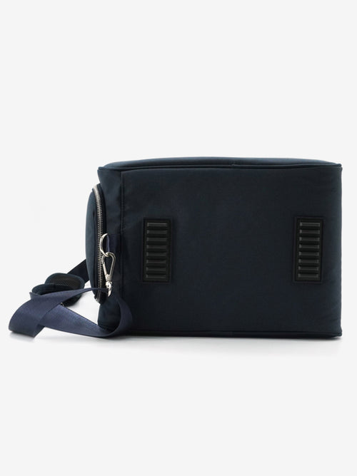 Tommy Hilfiger präsentiert die Stiefeltasche Signature mit der Artikelnummer TH09UBAG302-004 in der Farbe Blau. Diese Stiefeltasche bietet eine stilvolle und praktische Lösung für den Transport und die Aufbewahrung von Reitstiefeln, erhältlich unter www.Hotti24.de