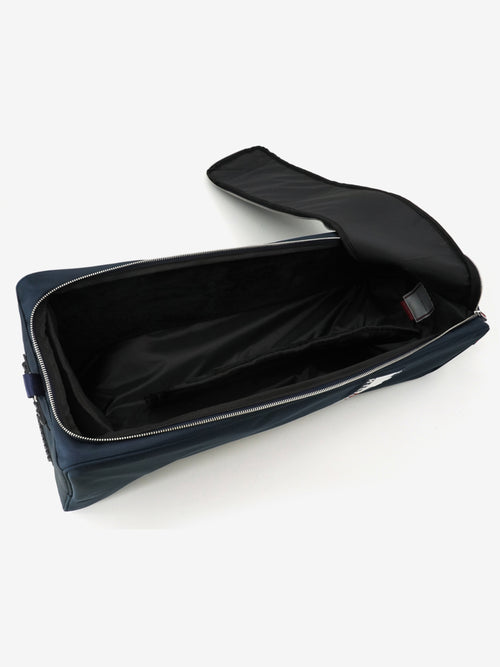 Tommy Hilfiger präsentiert die Stiefeltasche Signature mit der Artikelnummer TH09UBAG302-004 in der Farbe Blau. Diese Stiefeltasche bietet eine stilvolle und praktische Lösung für den Transport und die Aufbewahrung von Reitstiefeln, erhältlich unter www.Hotti24.de