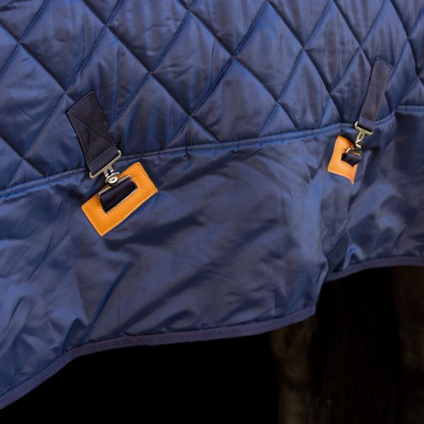 Die HV POLO Pferde Stalldecke "Jet" in Blau mit der Artikelnummer 2404093501-5001 ist ein unverzichtbares Accessoire für Pferde, um sie im Stall warm und geschützt zu halten. Diese Stalldecke zeichnet sich durch ihre hohe Qualität und das ansprechende blaue Design aus.  Sie können die HV POLO Pferde Stalldecke "Jet" in Blau auf www.Hotti24.de erwerben.