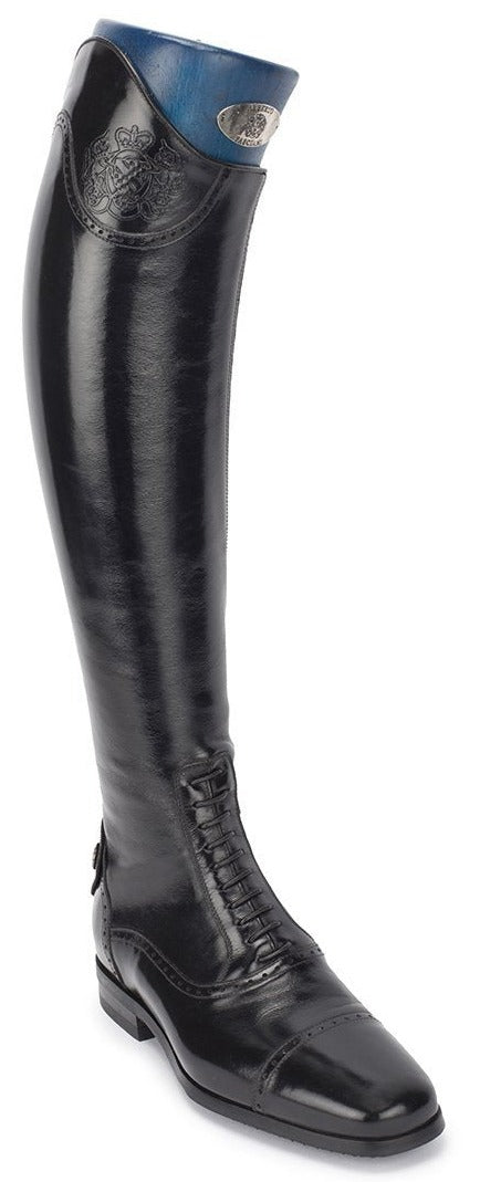 Die ALBERTO FASCIANI »Reitstiefel Springstiefel in Schwarz mit der Artikelnummer 33604 ist bei www.Hotti24.de erhältlich. Die Bilder zeigen das Modell aus verschieden Ansichten.