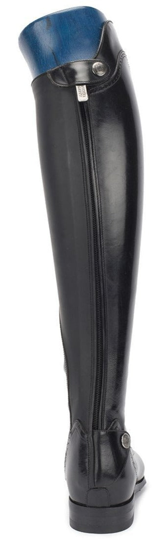 Die ALBERTO FASCIANI »Reitstiefel Springstiefel in Schwarz mit der Artikelnummer 33604 ist bei www.Hotti24.de erhältlich. Die Bilder zeigen das Modell aus verschieden Ansichten.