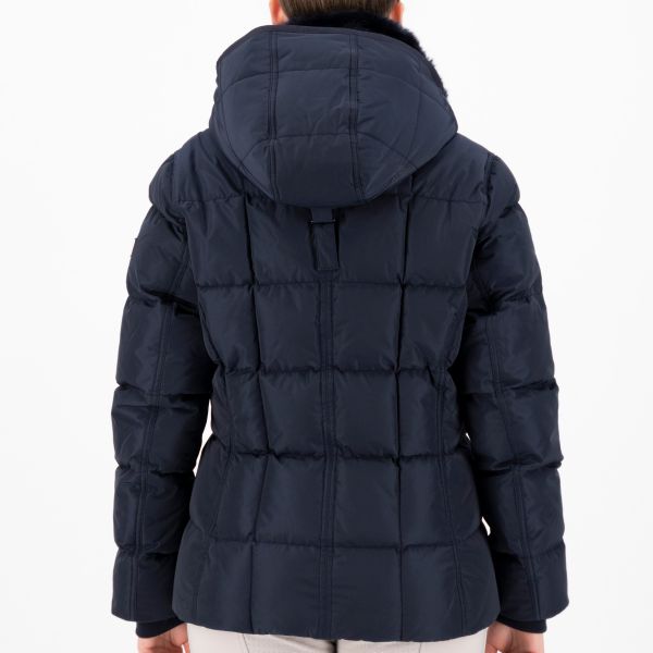 Die vorliegende Datei enthält Informationen über die HV POLO Damen Winterjacke "Jacky" in Blau mit der Artikelnummer 0406093551-5001. Leider sind aufgrund der begrenzten Bandbreite oder Sehbeeinträchtigung keine weiteren Details oder Bilder verfügbar.  Sie ist erhältlich unter www.Hotti24.de.