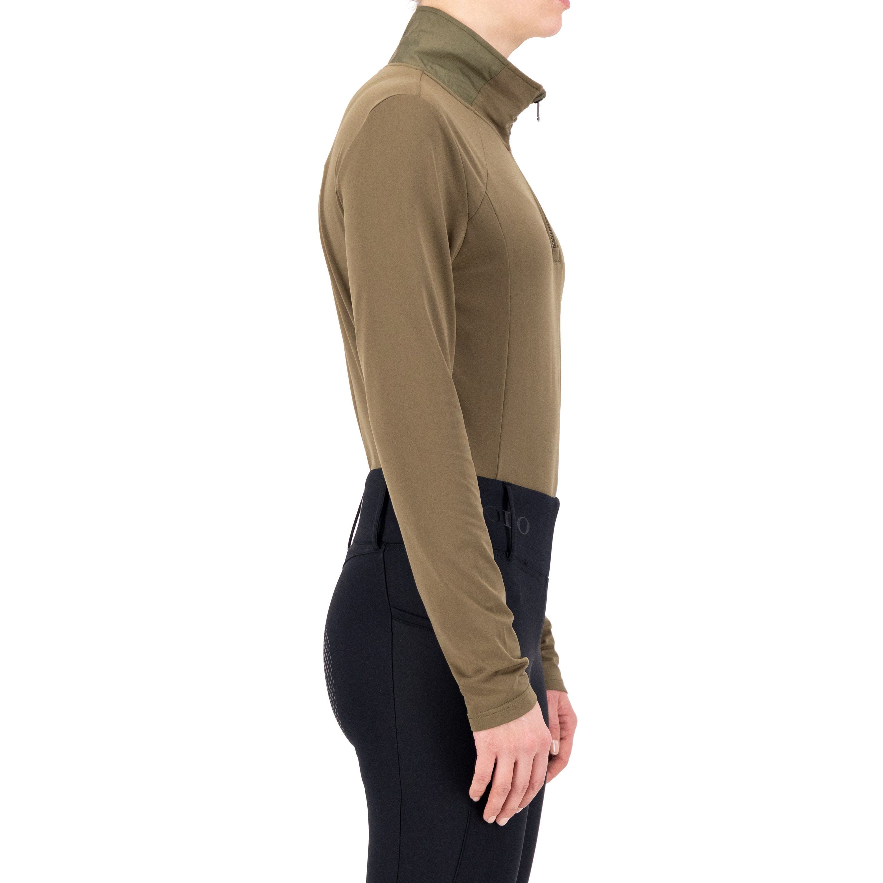 Das HV POLO Damen Trainingsshirt "Denise" in der Farbe Grün mit der Artikelnummer 0401093556-6115 ist das ideale Oberteil für sportliche Aktivitäten im Reitsport. Es kombiniert Funktionalität und Stil, um Ihnen beim Training oder Reiten höchsten Komfort zu bieten.  Dieses Trainingsshirt "Denise" kann auf der Website www.Hotti24.de erworben werden und ist in Grün erhältlich. Es ist die perfekte Wahl für Reiterinnen, die Wert auf Qualität und Mode legen.