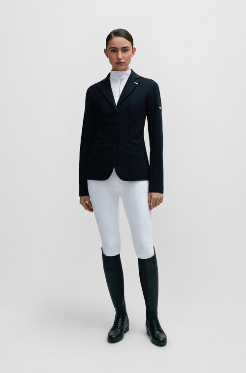 BOSS Equestrian »Damen Turnierbluse Emma Weiß Frühling / Sommer, besticht durch ihre raffinierte Gestaltung. Mit einer Signature Stripe Paspelierung entlang der Knopfleiste und einem Mittelteil aus Cotton Stretch Artikelnummer b3w0401-100 erhältlich bei www.Hotti24.de