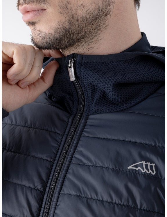 Equiline »Herren Steppjacke Ever Blau, unsere Kapuzenjacke für Herren, wo technische Innovation auf Umweltbewusstsein trifft, erzielst du beim Training erstklassige Ergebnisse und leistest gleichzeitig einen Beitrag für unseren Planeten Artikelnummer es024pr09515-002 erhältlich bei www.Hotti24.de - Jacke Details