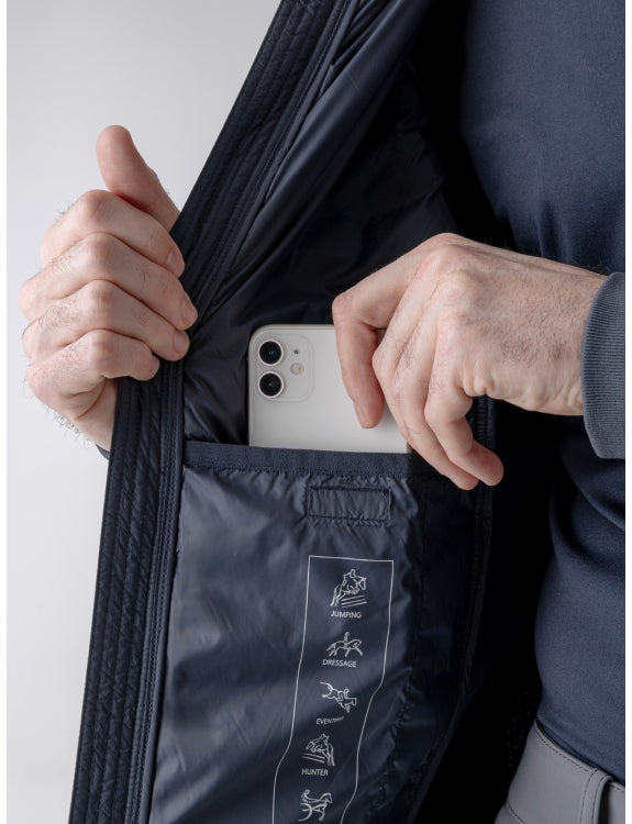 Equiline »Herren Steppjacke Ever Blau, unsere Kapuzenjacke für Herren, wo technische Innovation auf Umweltbewusstsein trifft, erzielst du beim Training erstklassige Ergebnisse und leistest gleichzeitig einen Beitrag für unseren Planeten Artikelnummer es024pr09515-002 erhältlich bei www.Hotti24.de - Jacke Details
