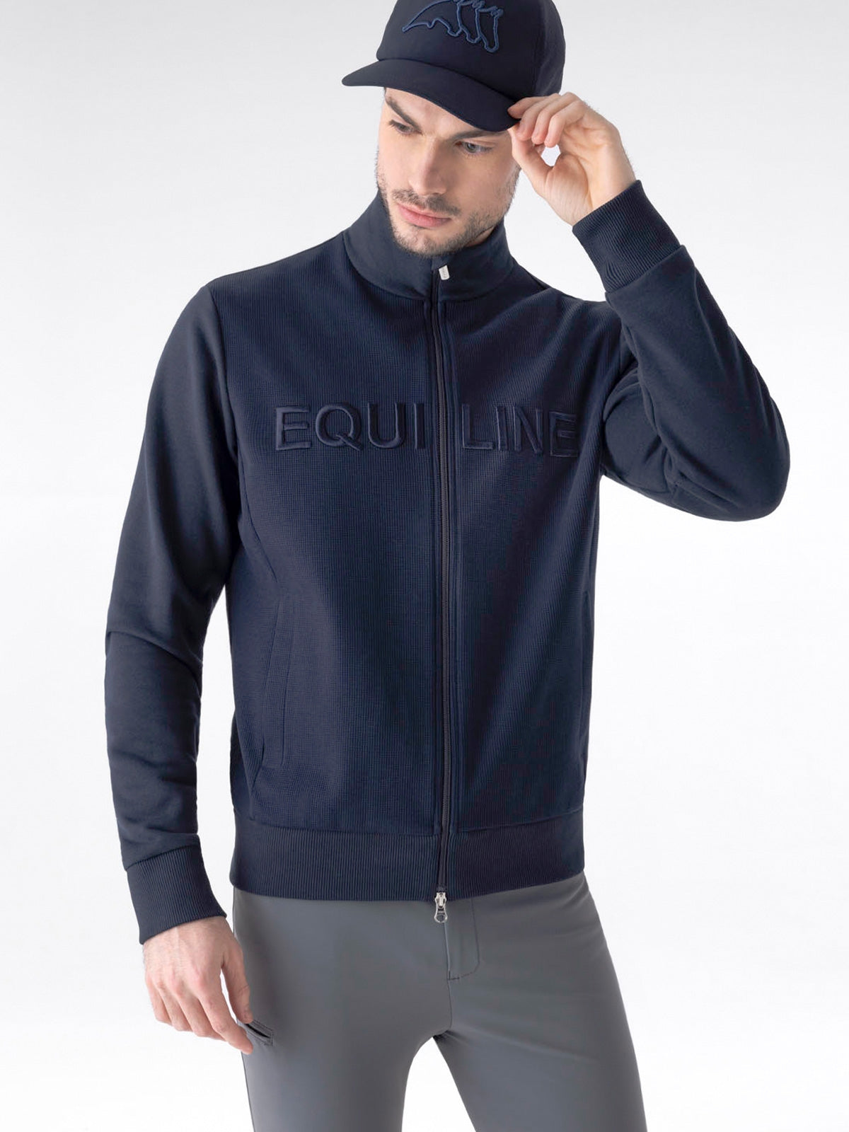 Equiline »Herren Sweatjacke Egar Blau, mit hohem Kragen aus einem einzigartigen dreidimensionalen Gewebe. Eine perfekte Kombination aus Stil und Komfort. Mit zwei praktischen Eingrifftaschen mit Reißverschluss Artikelnummer es024pr09517-002 erhältlich bei www.Hotti24.de