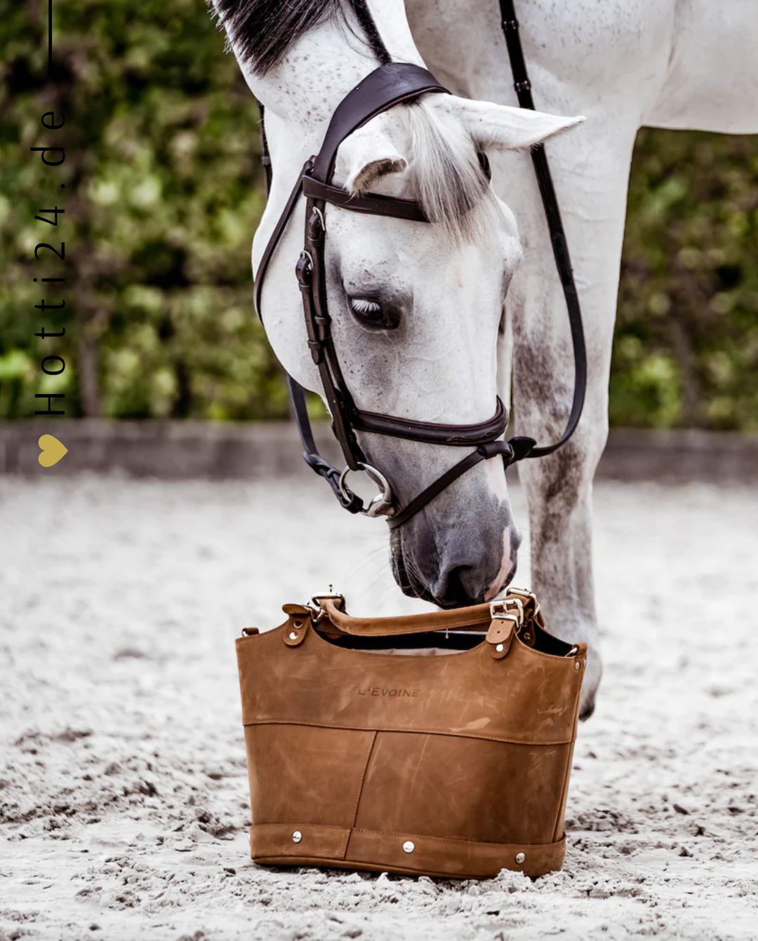 L'Evoine »Pferde Putztasche Le Baquet Cognac Braun, ist nicht nur praktisch, sondern auch ein luxuriöses Statement für jeden Pferdebesitzer. Hergestellt aus feinstem 100 % Rindsleder und exklusiv handgefertigt in Deutschland. Artikelnummer 201le200 erhältlich bei www.Hotti24.de - Tasche mit Pferd