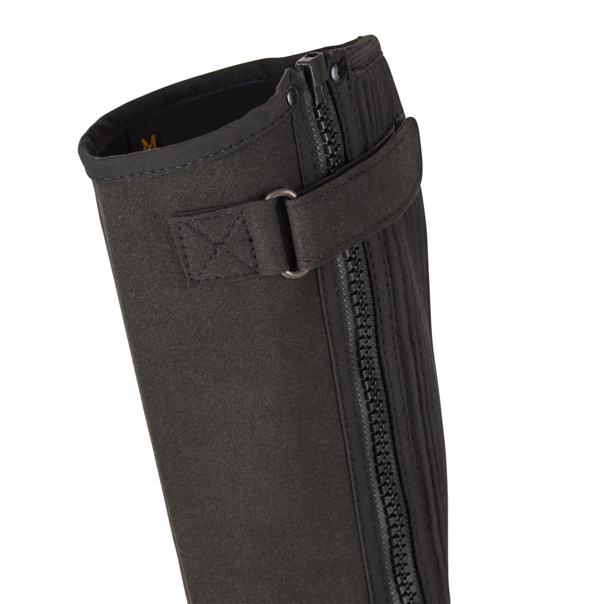 SUEDWIND Chaps mit der Artikelnummer 113005103003 sind in der Farbe Schwarz erhältlich. Diese Reiterchaps oder Stiefelettenchaps könnten aus einem dehnbaren Material namens "Stretchy" gefertigt sein. Materialien und weiteren Details der Stiefelette kann auf der Website www.Hotti24.de gefunden werden.