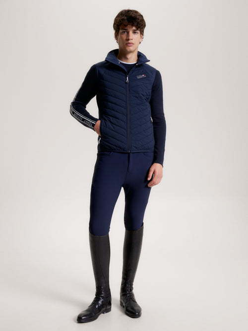 Tommy Hilfiger Equestrian® - Herren Weste Gramercy Blau, aus reaktivem Wärmeausgleichsstoff, der bei wärmeren Temperaturen Wärme abgibt und sie speichert, wenn das Wetter abkühlt. Unsere Hybridweste verfügt über eine strategisch platzierte Bi-Material Artikelnummer th13mves718-004 erhältlich bei www.Hotti24.de