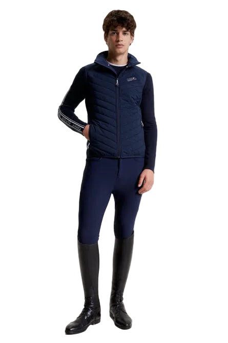Tommy Hilfiger Equestrian® - Herren Weste Gramercy Blau, aus reaktivem Wärmeausgleichsstoff, der bei wärmeren Temperaturen Wärme abgibt und sie speichert, wenn das Wetter abkühlt. Unsere Hybridweste verfügt über eine strategisch platzierte Bi-Material Artikelnummer th13mves718-004 erhältlich bei www.Hotti24.de
