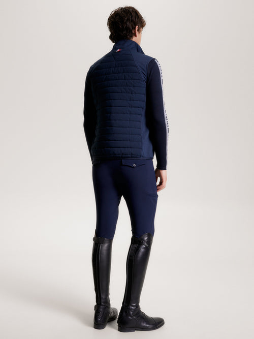 Tommy Hilfiger Equestrian® - Herren Weste Gramercy Blau, aus reaktivem Wärmeausgleichsstoff, der bei wärmeren Temperaturen Wärme abgibt und sie speichert, wenn das Wetter abkühlt. Unsere Hybridweste verfügt über eine strategisch platzierte Bi-Material Artikelnummer th13mves718-004 erhältlich bei www.Hotti24.de
