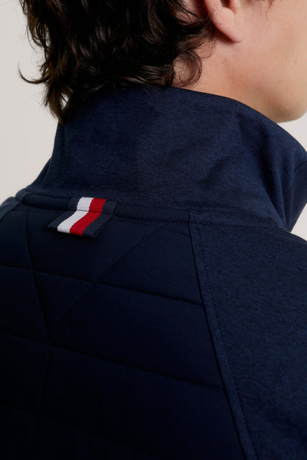 Tommy Hilfiger Equestrian® - Herren Weste Gramercy Blau, aus reaktivem Wärmeausgleichsstoff, der bei wärmeren Temperaturen Wärme abgibt und sie speichert, wenn das Wetter abkühlt. Unsere Hybridweste verfügt über eine strategisch platzierte Bi-Material Artikelnummer th13mves718-004 erhältlich bei www.Hotti24.de