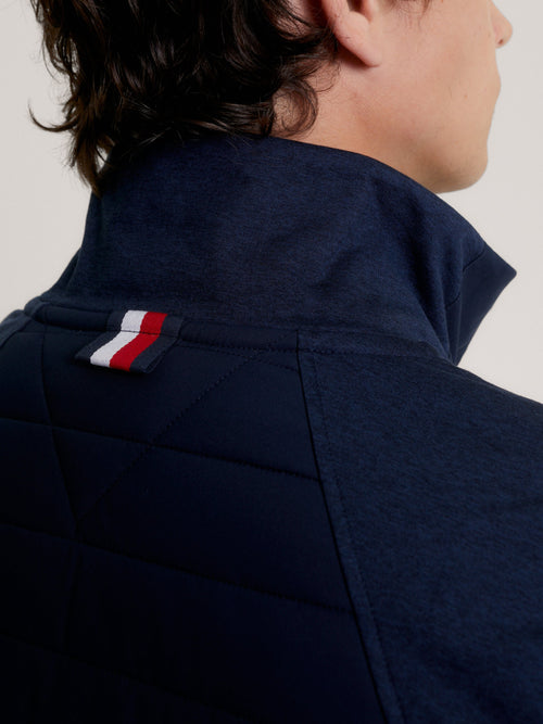Tommy Hilfiger Equestrian® - Herren Weste Gramercy Blau, aus reaktivem Wärmeausgleichsstoff, der bei wärmeren Temperaturen Wärme abgibt und sie speichert, wenn das Wetter abkühlt. Unsere Hybridweste verfügt über eine strategisch platzierte Bi-Material Artikelnummer th13mves718-004 erhältlich bei www.Hotti24.de