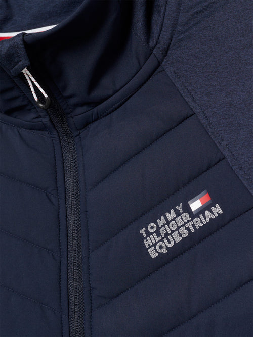 Tommy Hilfiger Equestrian® - Herren Weste Gramercy Blau, aus reaktivem Wärmeausgleichsstoff, der bei wärmeren Temperaturen Wärme abgibt und sie speichert, wenn das Wetter abkühlt. Unsere Hybridweste verfügt über eine strategisch platzierte Bi-Material Artikelnummer th13mves718-004 erhältlich bei www.Hotti24.de