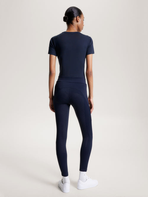 Tommy Hilfiger Equestrian®»Damen Ganzjahres Reitleggings Elmira FullGrip Blau, ist mit dem klassischen, unverkennbaren Tommy Hilfiger Branding am Oberschenkel versehen und verfügen über einen durchgehenden Silikongriff und eine praktische Handytasche Artikelnummer th13wfle761-004 erhältlich bei www.Hotti24.de