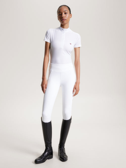 Tommy Hilfiger Equestrian® »Damen Turniershirt Chelsea Weiß, aus einem 4-Wege-Stretchmaterial mit dezenter Textur, das Sie kühl und trocken hält, wenn es darauf ankommt, und einem schicken Stehkragen mit Druckknopfverschluss Artikelnummer th13wsss678-001 erhältlich bei www.Hotti24.de