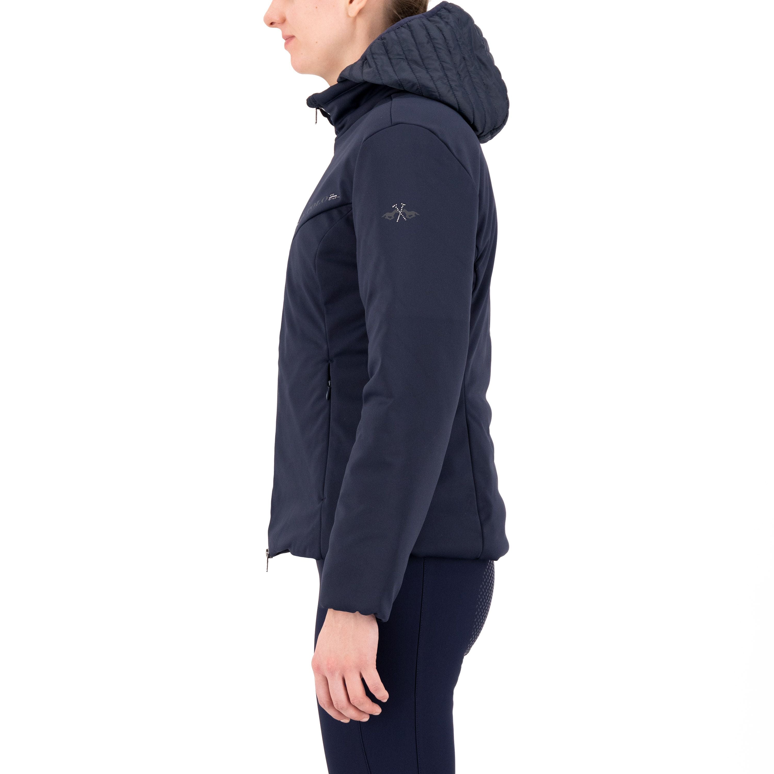 Die vorliegende Datei enthält Informationen über die Damenjacke "Dune" von HV POLO. Diese Jacke ist in der Farbe Blau erhältlich und trägt die Artikelnummer 0401093553-5001. Diese Damenjacke bietet Stil und Funktionalität und ist eine hervorragende Wahl für verschiedenste Anlässe. Sie können diese Jacke auf der Website www.hotti24.de erwerben