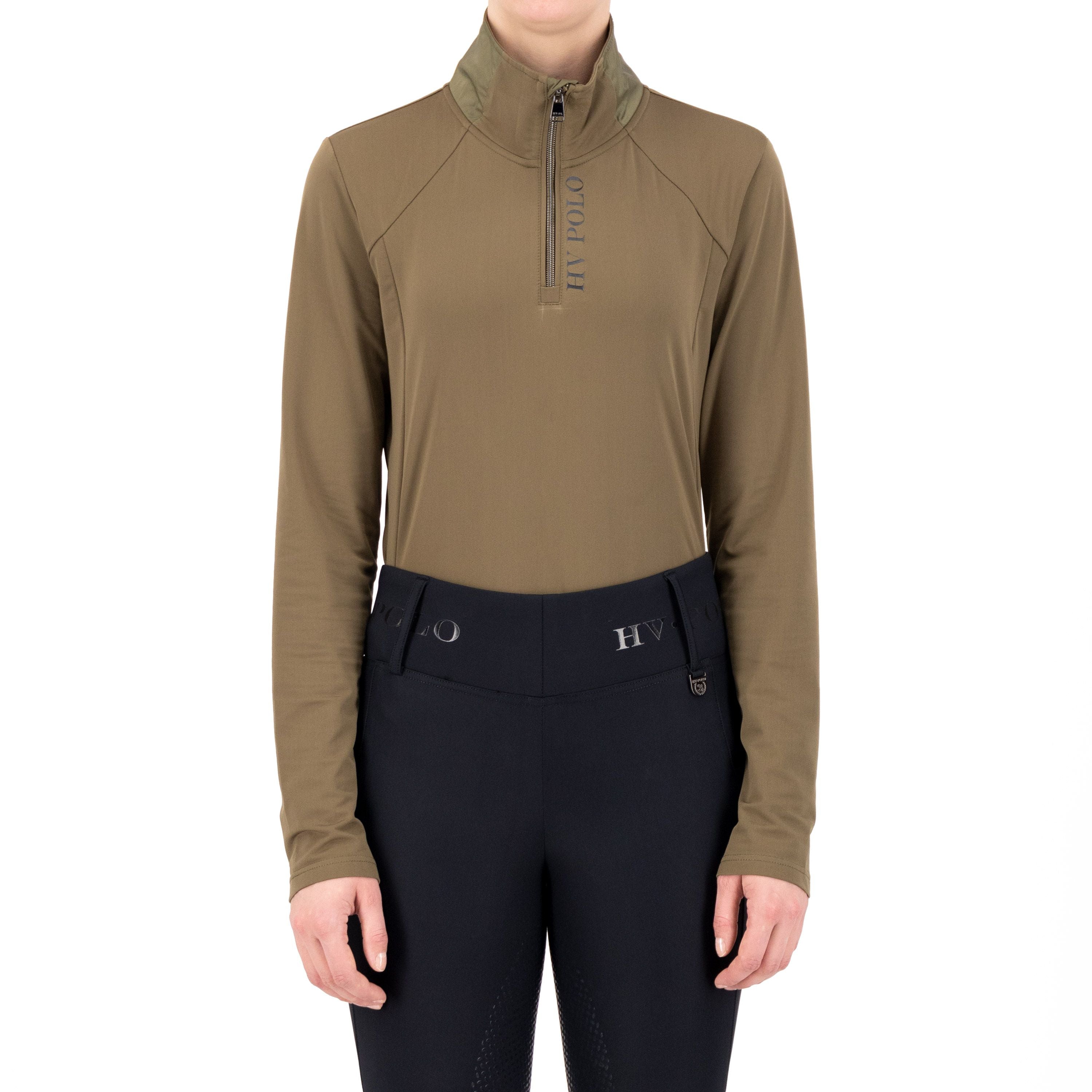 Das HV POLO Damen Trainingsshirt "Denise" in der Farbe Grün mit der Artikelnummer 0401093556-6115 ist das ideale Oberteil für sportliche Aktivitäten im Reitsport. Es kombiniert Funktionalität und Stil, um Ihnen beim Training oder Reiten höchsten Komfort zu bieten.  Dieses Trainingsshirt "Denise" kann auf der Website www.Hotti24.de erworben werden und ist in Grün erhältlich. Es ist die perfekte Wahl für Reiterinnen, die Wert auf Qualität und Mode legen.
