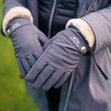 Die HV POLO Damen Winterhandschuhe Garnet in der Farbe Grau mit der Artikelnummer 0207093202-7096 sind die perfekte Ergänzung, um Ihre Hände warm und geschützt zu halten. Diese Handschuhe kombinieren Stil und Funktionalität auf elegante Weise. Sie sind ideal für kalte Wintertage. Erhältlich auf der Website www.Hotti24.de.