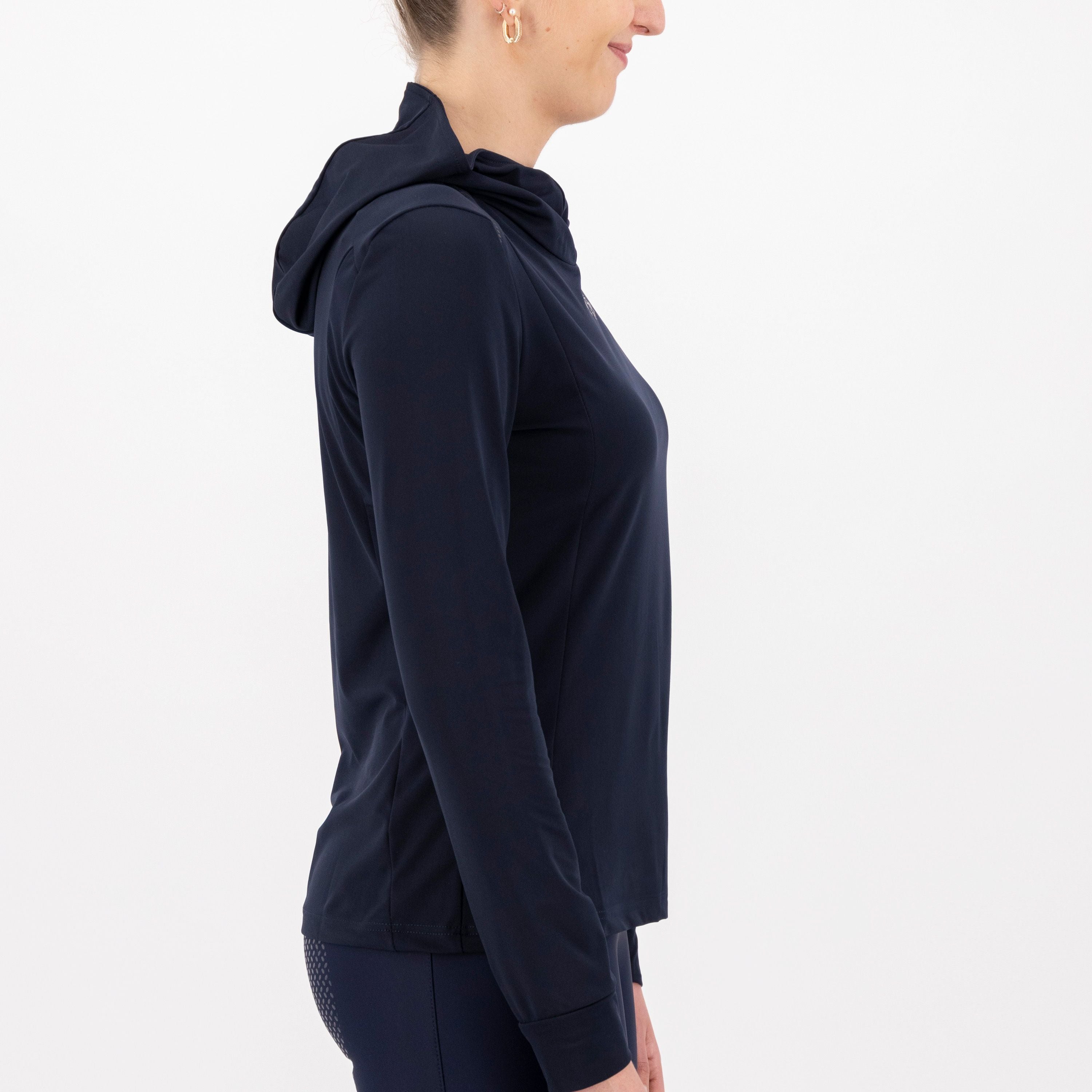 Das HV POLO Damen Trainingsshirt "Devy" in der Farbe Blau mit der Artikelnummer 0403093551-5001 ist ein perfektes Outfit für aktive Reiterinnen. Dieses Trainingsshirt bietet nicht nur ein stylisches Design, sondern auch hohen Tragekomfort, der Ihnen bei Ihren Reitaktivitäten zugutekommt.  Sie können das HV POLO Damen Trainingsshirt "Devy" in Blau auf der Website www.Hotti24.de erwerben. Es ist eine großartige Wahl, um Ihre Reitgarderobe zu ergänzen und gleichzeitig komfortabel und modisch zu reiten.