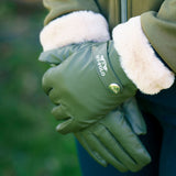 Die HV POLO Damen Winterhandschuhe "Garnet" in der Farbe Grün mit der Artikelnummer 0207093202-6115 sind die perfekte Ergänzung, um Ihre Hände warm und geschützt zu halten. Diese Handschuhe kombinieren Stil und Funktionalität auf elegante Weise. Sie sind ideal für kalte Wintertage. Erhältlich auf der Website www.Hotti24.de.