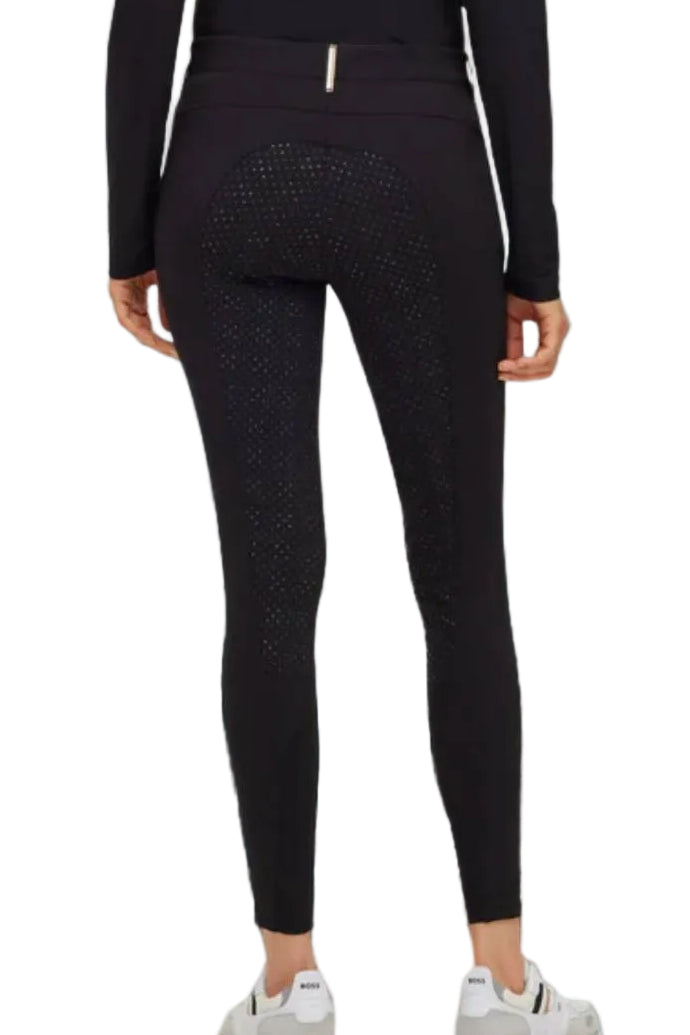 Damen Reithose "Heather FullGrip" von BOSS Equestrian. Diese Reithose ist in der Farbe Schwarz erhältlich und trägt die Artikelnummer B1W1301-001. Die "Heather FullGrip" Damen Reithose wurde speziell für Reiterinnen entwickelt, um Komfort und Halt im Sattel zu bieten. Sie haben die Möglichkeit, die Reithose von vorne, von der Seite und von hinten zu betrachten, um einen umfassenden Eindruck zu erhalten. Sie können diese Damen Reithose auf der Website www.hotti24.de erwerben