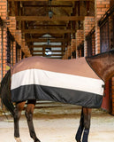 BOSS Equestrian Pferde Abschwitzdecke "Signature Stripe" in der Farbe "Camel" mit der Artikelnummer B3H0803-260. Leider sind aufgrund der begrenzten Bandbreite oder Sehbeeinträchtigung keine weiteren Details oder Bilder verfügbar. Erhältlich unter www.Hotti24.de.