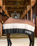 BOSS Equestrian Pferde Abschwitzdecke "Signature Stripe" in der Farbe "Camel" mit der Artikelnummer B3H0803-260. Leider sind aufgrund der begrenzten Bandbreite oder Sehbeeinträchtigung keine weiteren Details oder Bilder verfügbar. Erhältlich unter www.Hotti24.de.