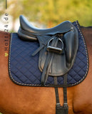 BOSS Equestrian »Pferde Dressurschabracke Sky Captain Blau, eine exklusive Dressurschabracke, die mit einer schwarzen Einfassung begeistert. Das BOSS Logos auf der linken Seite verleiht dieser Schabracke eine edle Note Artikelnummer b3h0703-404 kaufen bei www.Hotti24.de