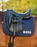 BOSS Equestrian »Pferde Dressurschabracke Sky Captain Blau, eine exklusive Dressurschabracke, die mit einer schwarzen Einfassung begeistert. Das BOSS Logos auf der linken Seite verleiht dieser Schabracke eine edle Note Artikelnummer b3h0703-404 kaufen bei www.Hotti24.de