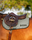 BOSS Equestrian »Pferde Springschabracke Olivine Grün, eine exklusive Springschabracke, die mit einer schwarzen Einfassung begeistert. Das BOSS Logos auf der linken Seite verleiht dieser Schabracke eine edle Note Artikelnummer b3h0701-374 kaufen bei www.Hotti24.de
