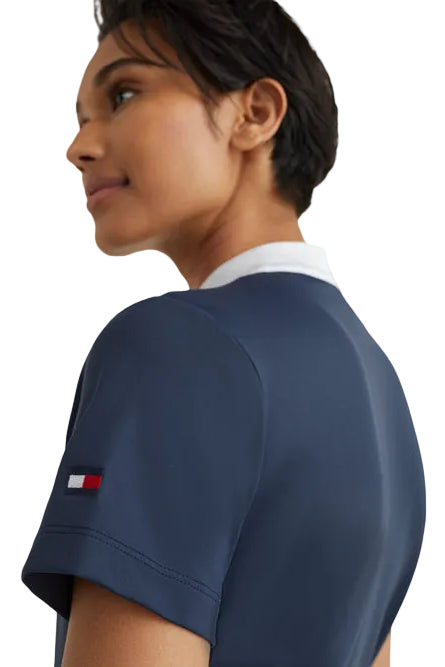 Tommy Hilfiger Equestrian® »Damen Turniershirt mit Strass Blau, mit Stehkragen und verdeckter Knopfleiste. Sichtbarer Strassknopf am Kragen und TH-Strassapplikation auf der linken Brust. Hergestellt aus einem schnell trocknenden, desodorierenden Stoff Artikelnummer th07wsss301-004 erhältlich bei www.Hotti24.de
