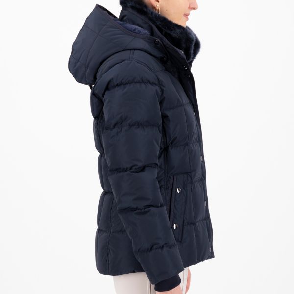 Die vorliegende Datei enthält Informationen über die HV POLO Damen Winterjacke "Jacky" in Blau mit der Artikelnummer 0406093551-5001. Leider sind aufgrund der begrenzten Bandbreite oder Sehbeeinträchtigung keine weiteren Details oder Bilder verfügbar.  Sie ist erhältlich unter www.Hotti24.de.