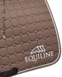 Pferde Dressurschabracke "Outline" von EQUILINE in der Farbe Braun Cappuccino mit der Artikelnummer B01042-DN-799. Diese Dressurschabracke wurde speziell entwickelt, um Ihrem Pferd während der Dressur einen eleganten und komfortablen Sitz zu bieten. Sie können diese Pferde Dressurschabracke auf der Website www.hotti24.de erwerben