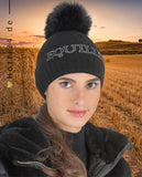 Damen Mütze mit Bommel "Girog" von EQUILINE. Diese Mütze ist in der Farbe Schwarz erhältlich und trägt die Artikelnummer EW123PT11415-006. Die "Girog" Damen Mütze wurde speziell entwickelt, um Stil und Wärme zu bieten. Sie haben die Möglichkeit, die Mütze von vorne, von der Seite und von hinten zu betrachten, um einen umfassenden Eindruck zu erhalten. Sie können diese Damen Mütze auf der Website www.hotti24.de erwerben