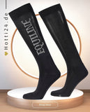 Damen Socken "Ginog" von EQUILINE. Diese Socken sind in der Farbe Schwarz erhältlich und tragen die Artikelnummer EW123PT11426-006. Die "Ginog" Damen Socken wurden speziell entwickelt, um Komfort und Stil zu bieten. Sie haben die Möglichkeit, die Socken von vorne, von der Seite und von hinten zu betrachten, um einen umfassenden Eindruck zu erhalten. Sie können diese Damen Socken auf der Website www.hotti24.de erwerben