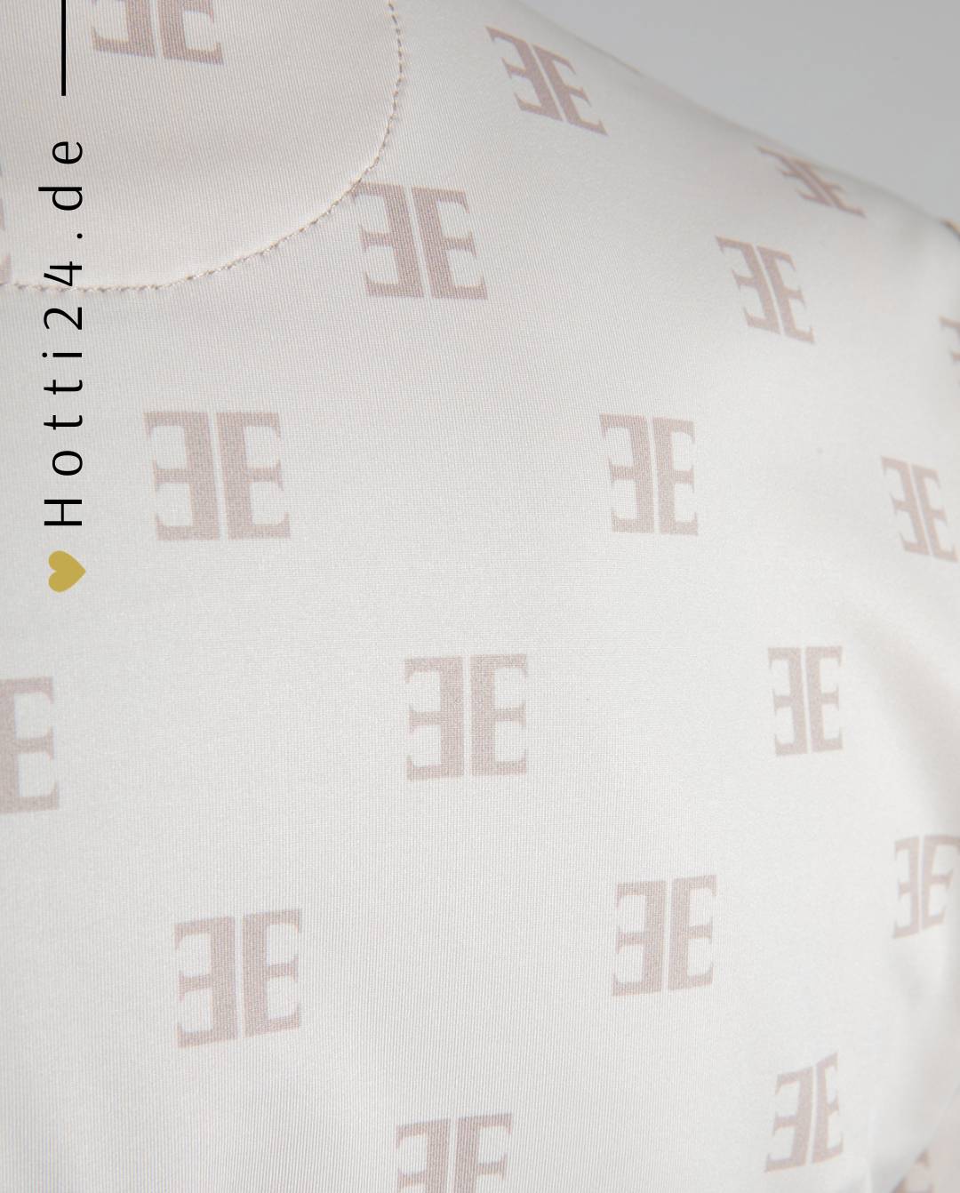 Die vorliegende Datei enthält Informationen über das Damen Turniershirt "Emerie" von EQUILINE. Dieses Turniershirt ist in der Farbe "380" erhältlich und trägt die Artikelnummer EW023PP07672-380. Das "Emerie" Turniershirt ist speziell für Reiterinnen entwickelt, um Stil und Komfort während der Turniere zu bieten. Sie können dieses Damen Turniershirt auf der Website www.hotti24.de erwerben